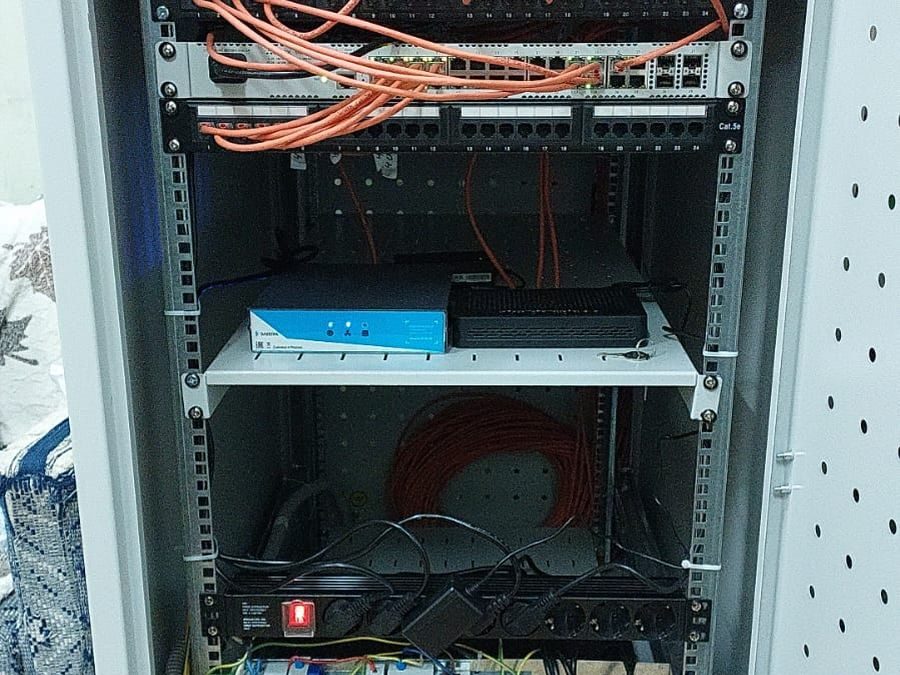Смонтированный телекоммуникационный шкаф
