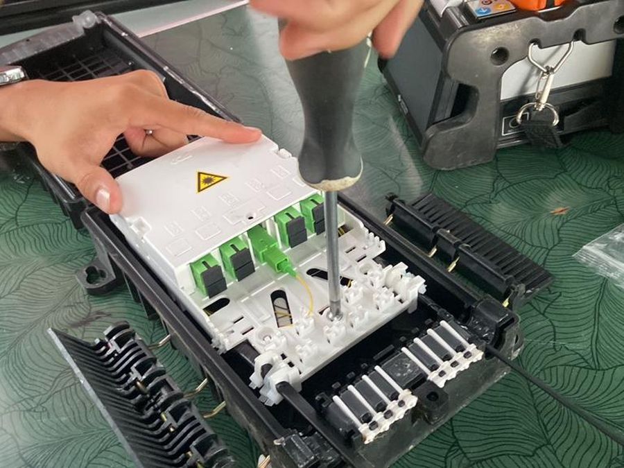 Laying fibers into an optical closure